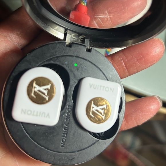 Louis Vuitton Black and White BlueTooth👀with Gold Accents🥳🥳❌❌ - Picture 5 of 6